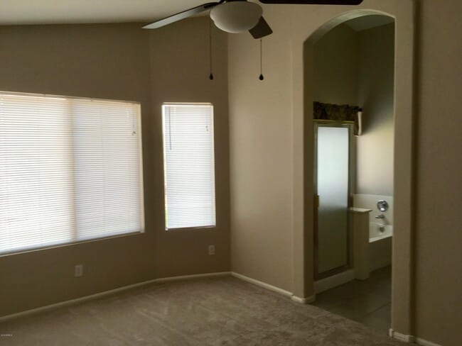 Building Photo - 528 E Cantebria Dr