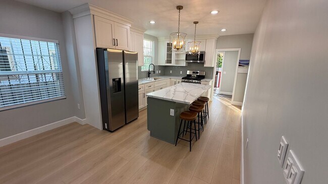 Building Photo - EPIC REA: Charming 2 Bed/ 1 Bath Home in O...