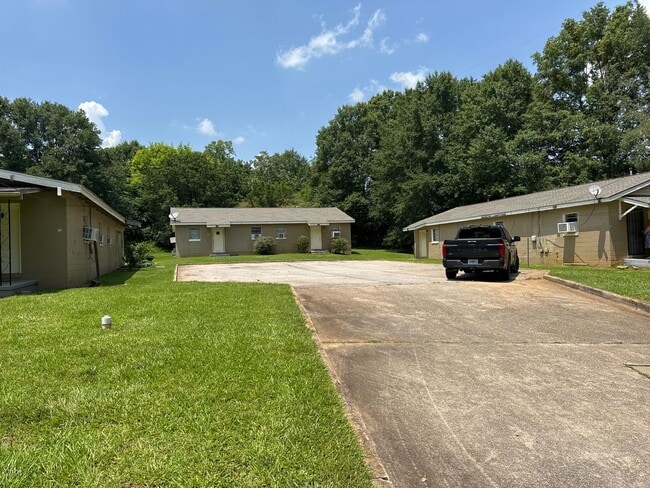 Building Photo - 2 Bed 1 Bath Apartment