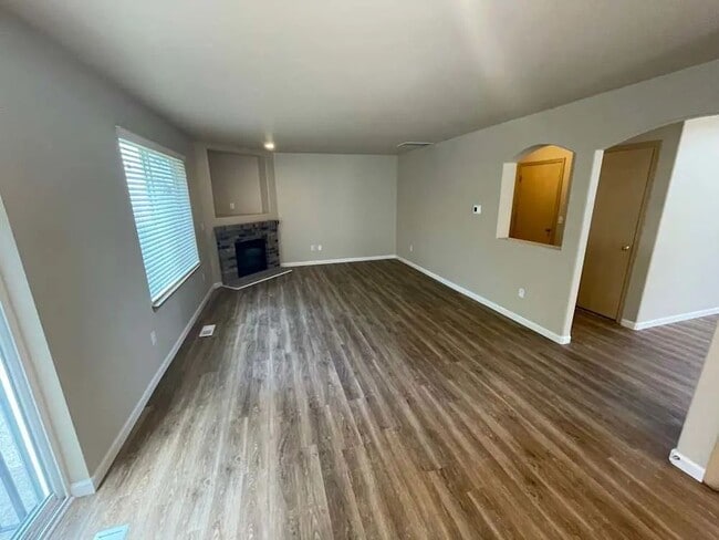 Building Photo - Puyallup House