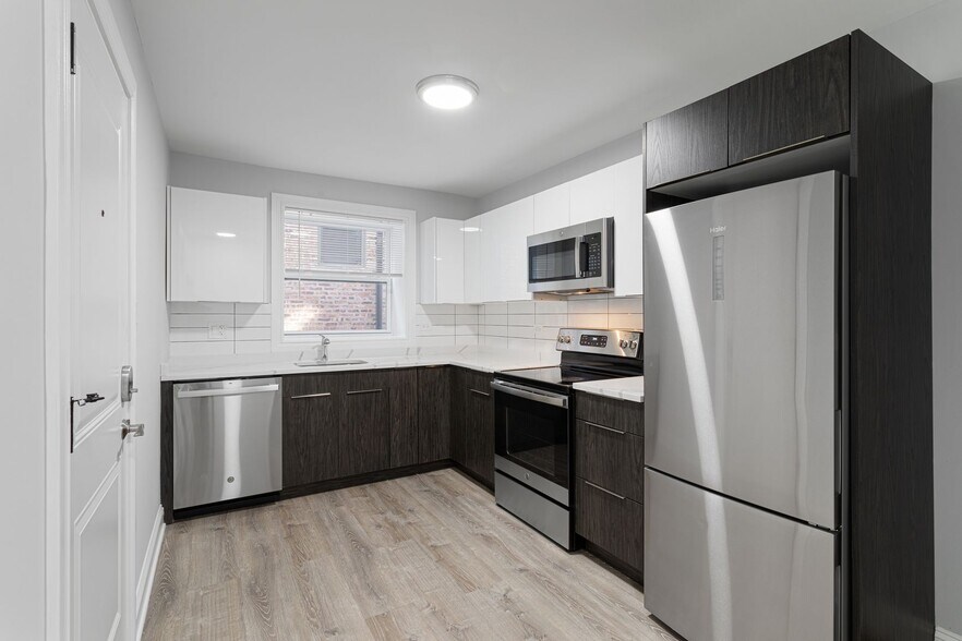 Building Photo - 7639 N Eastlake Ter