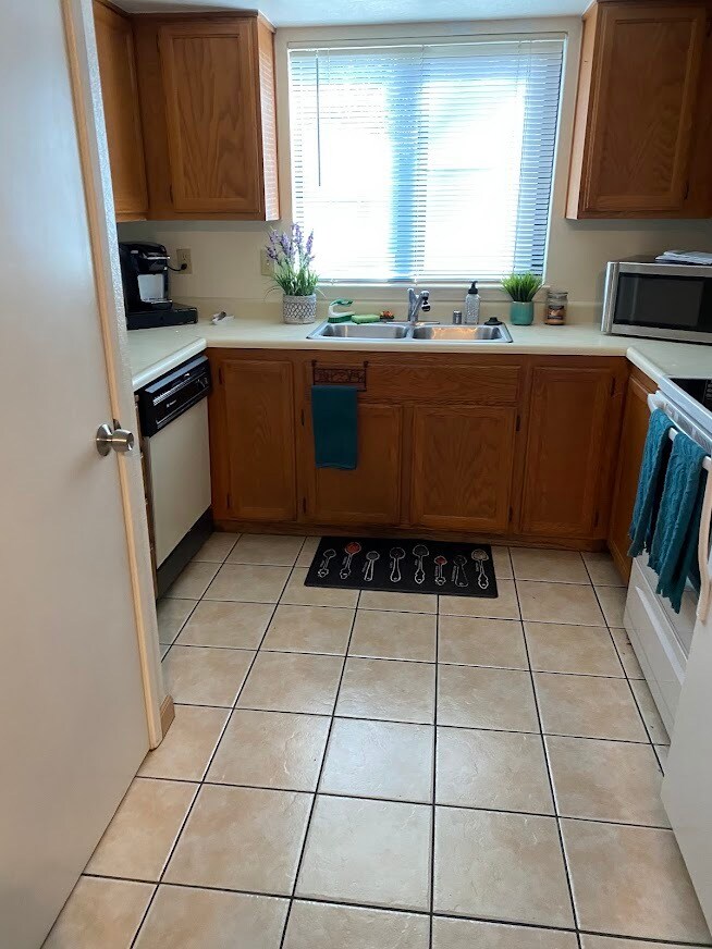 Building Photo - 3180 Country Club Dr