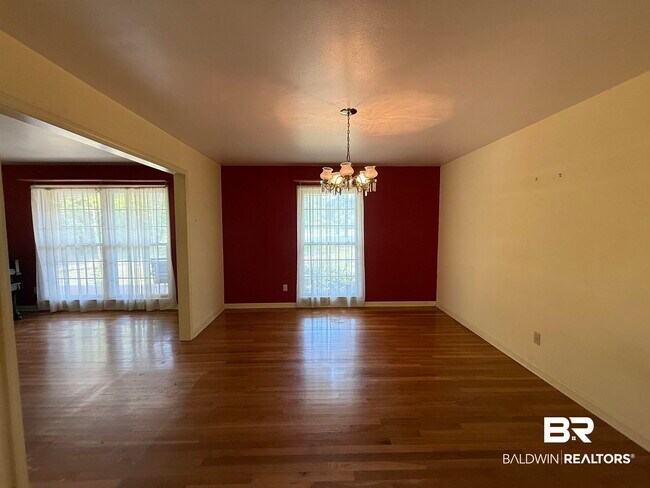 Building Photo - 110 Patrician Dr N