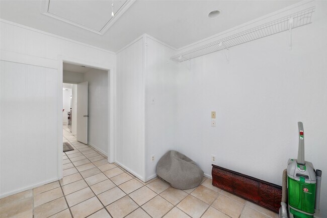 Building Photo - 2123 Mistletoe Ave