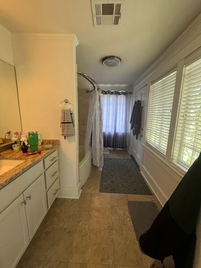 Building Photo - 5 BR- Available now or January lease - Renovated House steps from Campus!