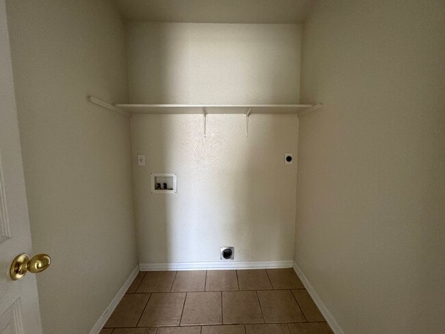 Building Photo - 1906 Charleston Ct