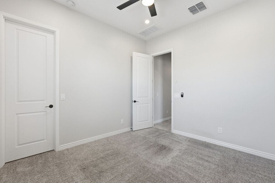 Building Photo - 10631 E Thatcher Ave
