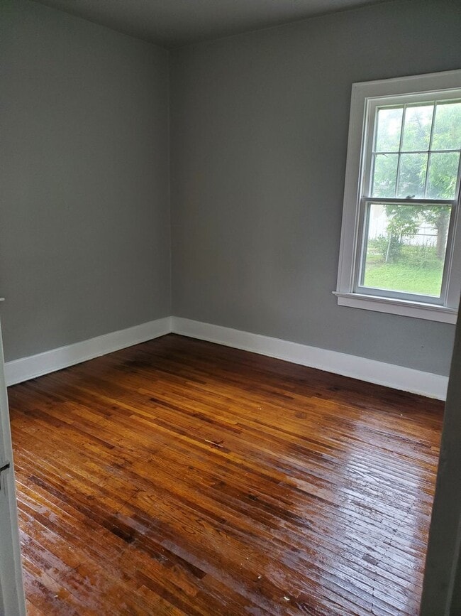 Building Photo - 2 Bed/ 1Bath/ Garage / Carport