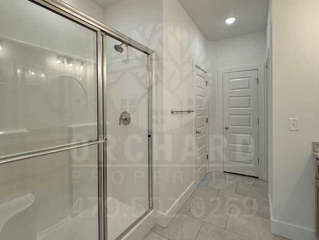 Building Photo - Single-Family Home- 2 Bed/ 2 Bath w/ Hobby...