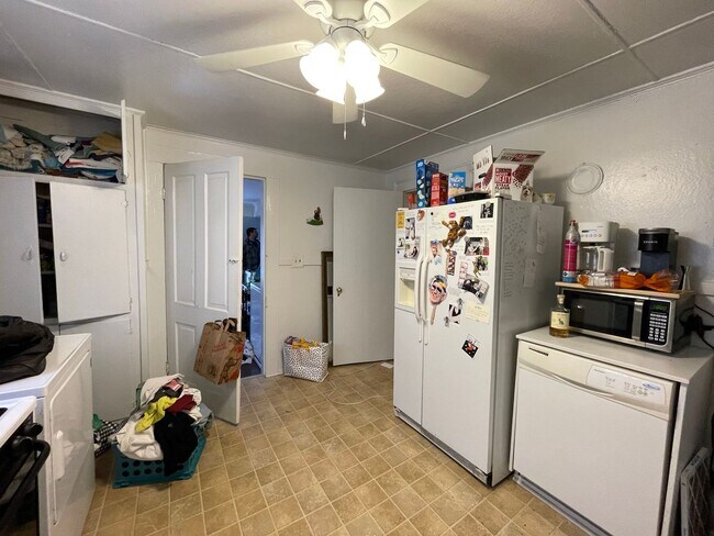 Building Photo - Three Bedroom on Easy St!