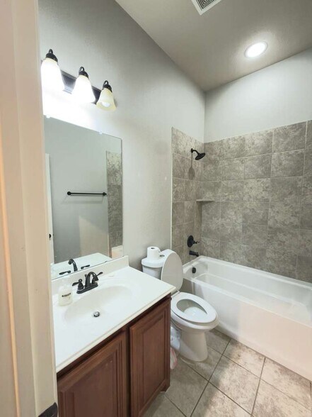 Building Photo - 521 Eastbrook Dr