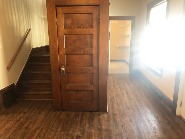 Building Photo - 6-Bedroom, 2-Bath Home Just A Few Blocks From Downtown