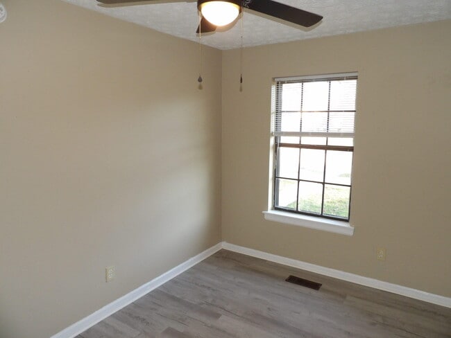 Building Photo - 217 Landings Dr