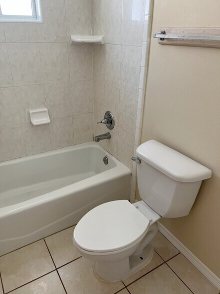 Building Photo - 825 W Bronze Dr