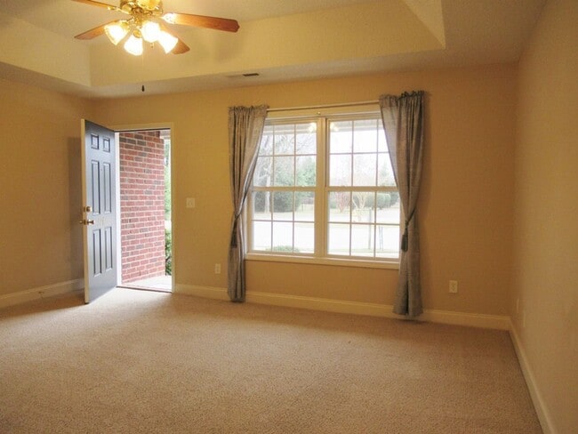 Building Photo - Landmark Pointe 3 Bedroom, 2 Bath-Lawn mai...