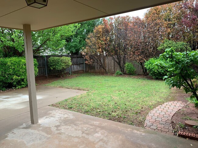 Building Photo - Beautiful granite and tile backsplash to update the large kitchen. 3 bedrooms + an office, large ...