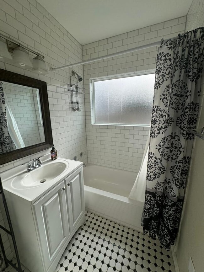 Building Photo - 813 N Center Ave