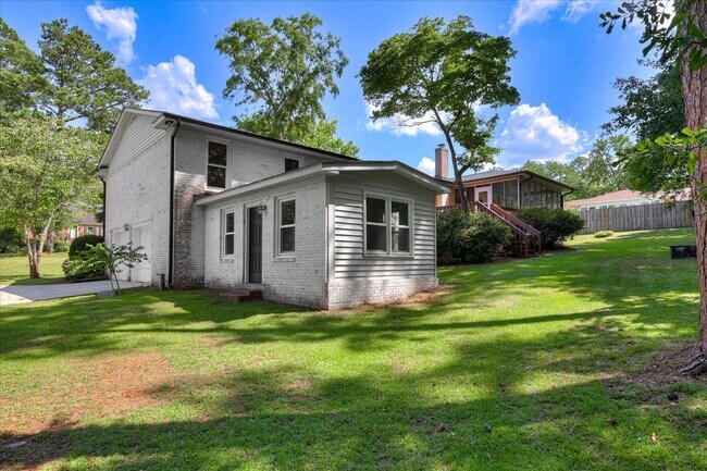Building Photo - 2111 Huron Dr