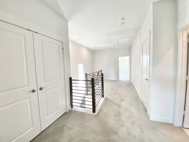 Building Photo - 837 Emerling Dr