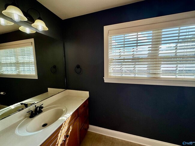 Building Photo - 1024 Split Rock Cove