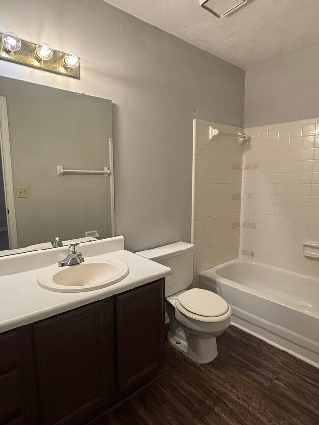 Building Photo - 2901 Richview Park Cir S