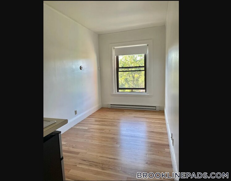 Building Photo - 1061 Beacon St