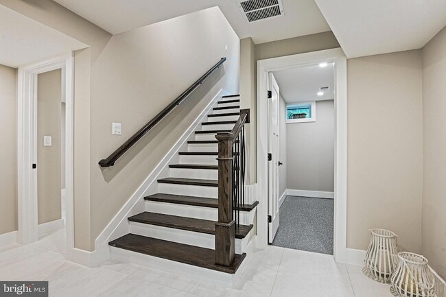 Building Photo - 9615 Locust Hill Dr