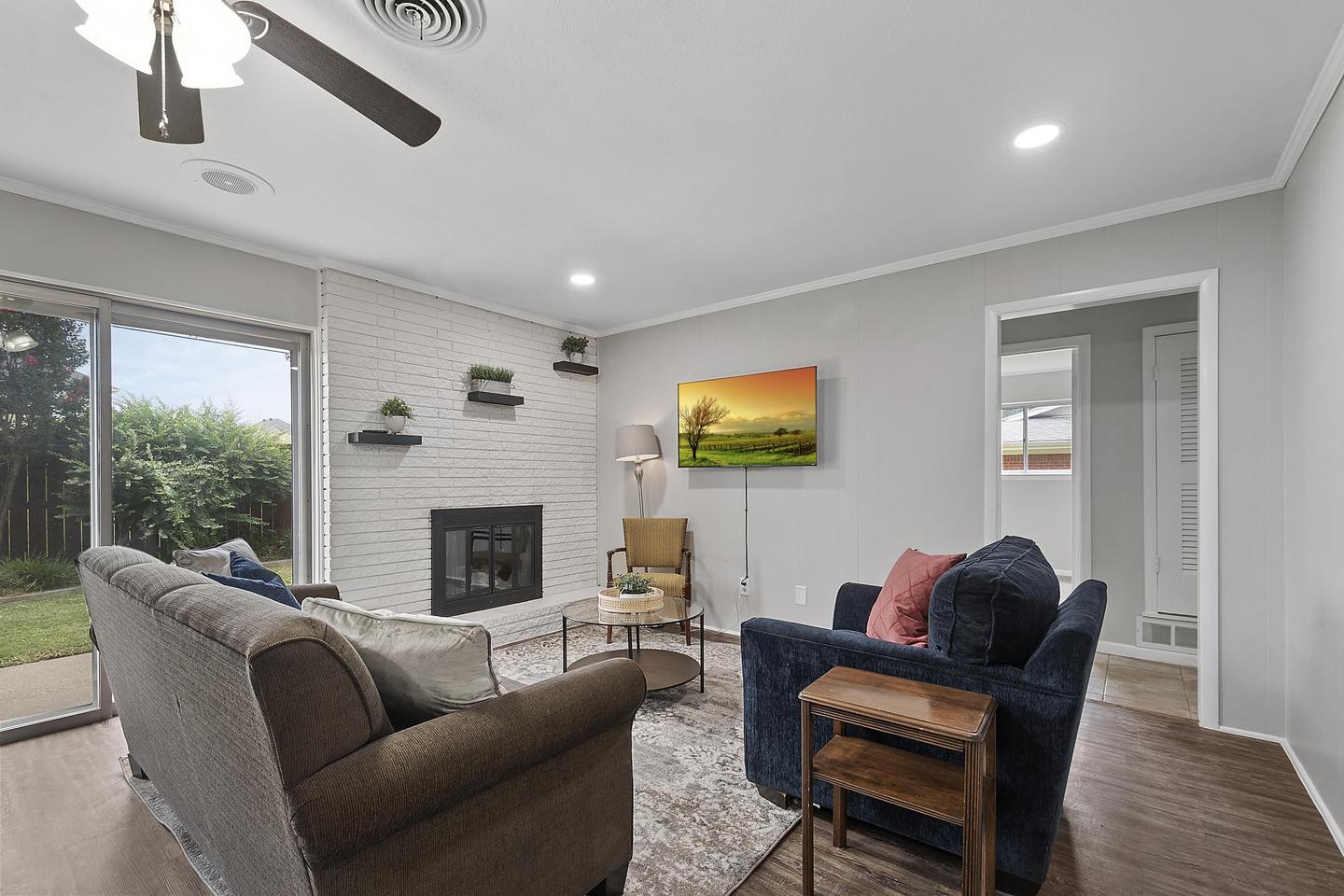 Building Photo - Bright & spacious 6-bedroom retreat in Benbrook