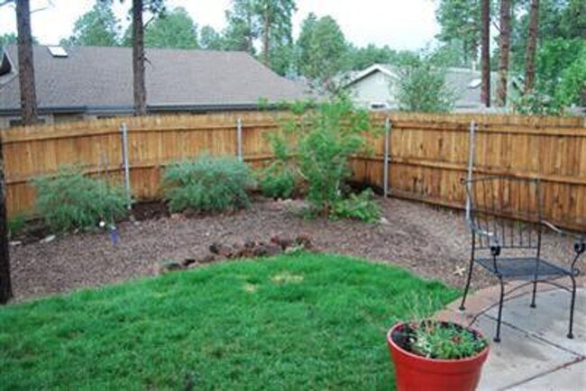 Building Photo - Beautiful Boulder Pointe Home! 3bd / 2ba + Office - No Students! - Small Pets Considered!! Avail....