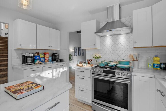 Building Photo - 9737 Benavente Pl