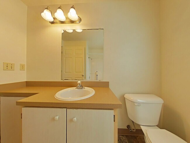 Building Photo - 2 Bedroom Apartment ~ Near Lilly Park