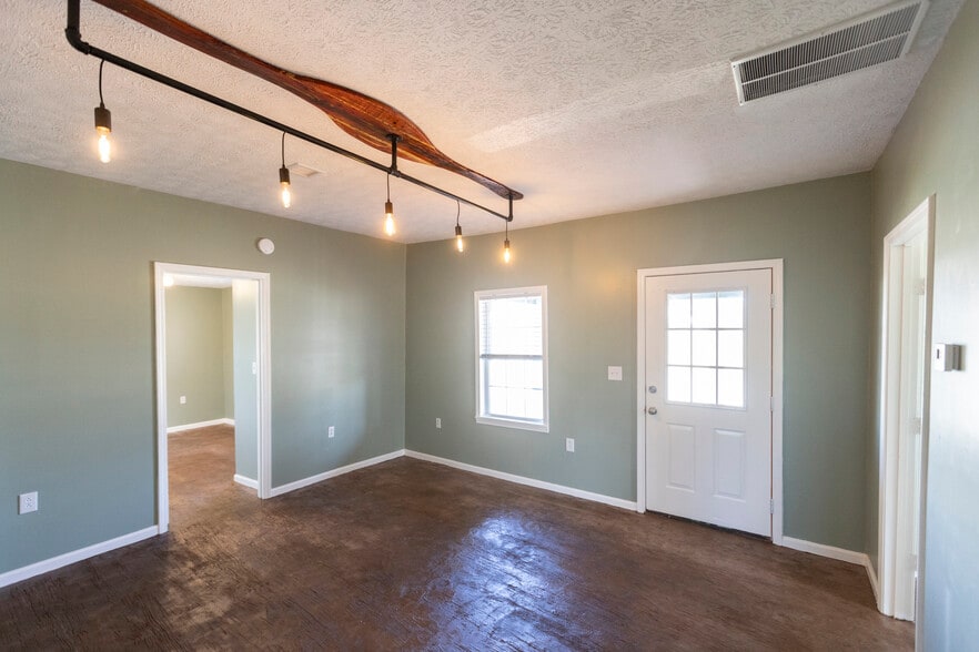 Building Photo - 304 Quigley St