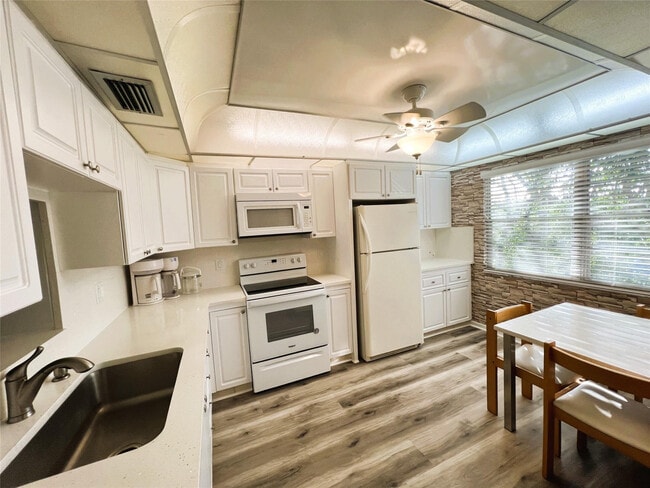 Building Photo - 2101 Lucaya Bend