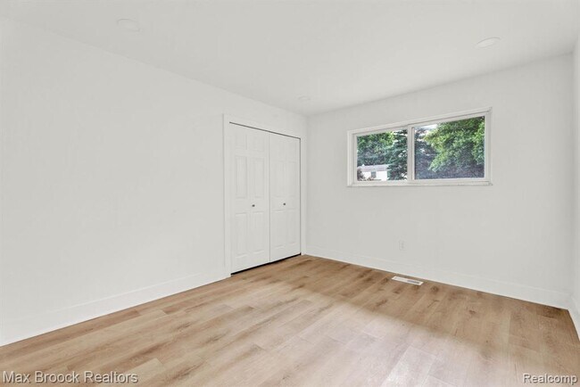 Building Photo - 7011 White Pine Dr