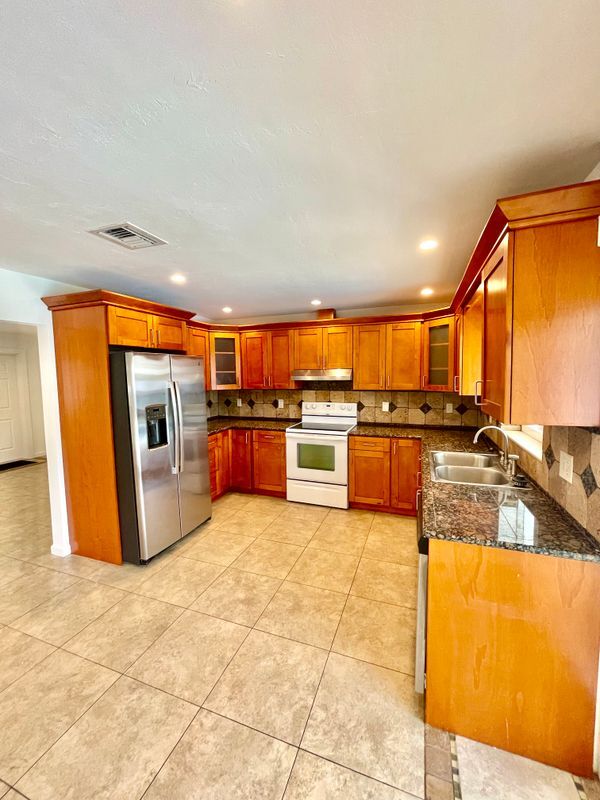 Building Photo - 4430 W Broward Blvd