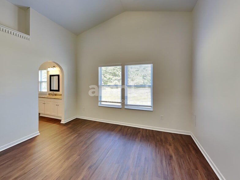 Building Photo - 327 Haystack Ave