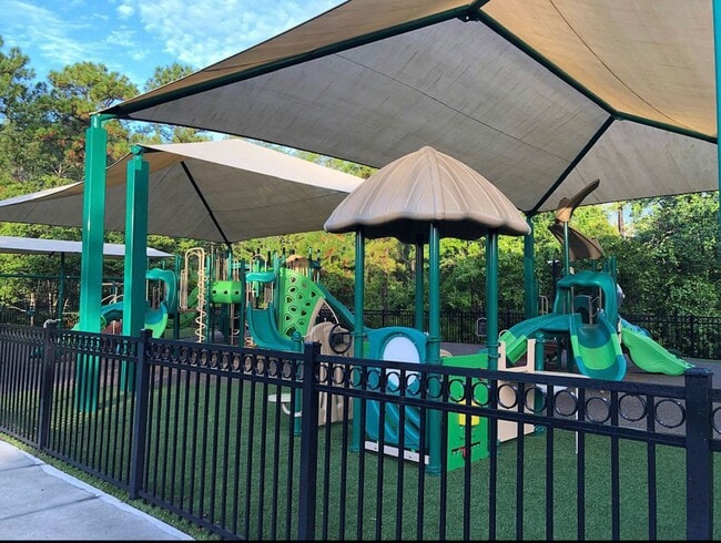 Building Photo - Luxury Living in Woodland Lakes Preserve: Fully-Furnished