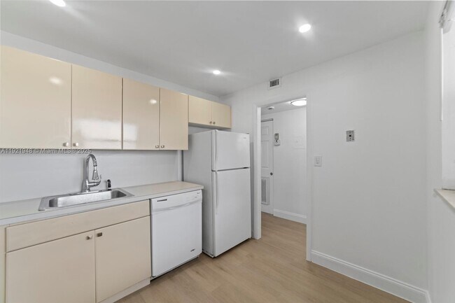 Building Photo - 16450 Miami Dr