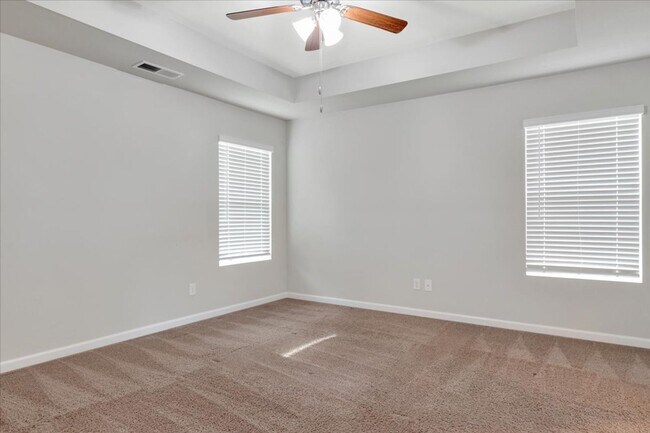 Building Photo - MOVE IN READY