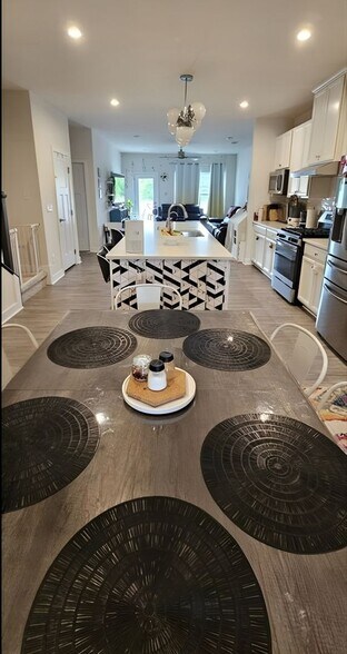 Building Photo - 7017 Old Evergreen Pkwy