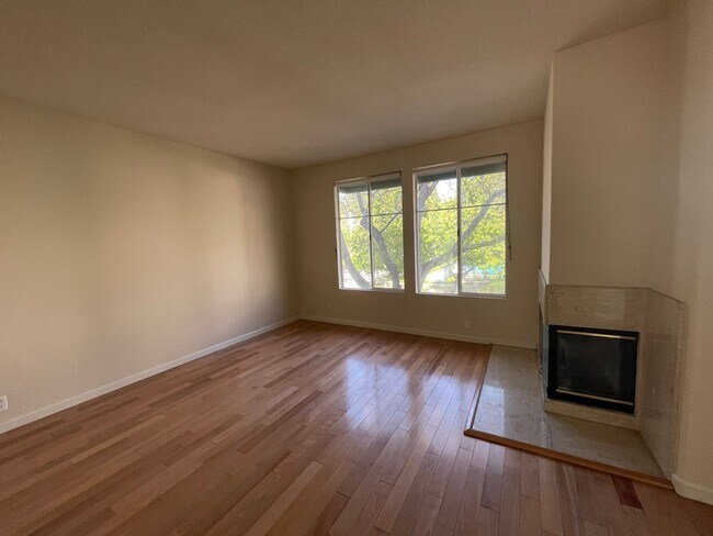 Building Photo - Beautiful 2-Bedroom Condo Near Silicon Valley!