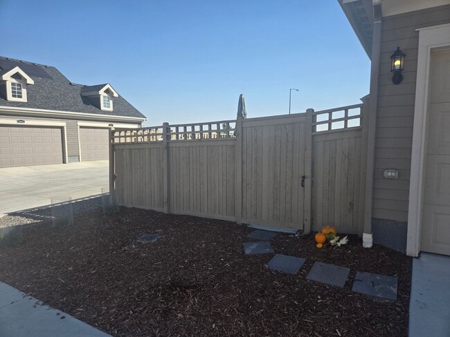 Building Photo - Spacious 4B/3B Available Early April!