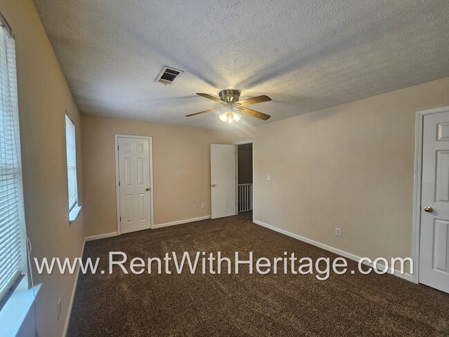 Building Photo - AWESOME 2 BEDROOM / 1.5 BATH APARTMENT IN ...