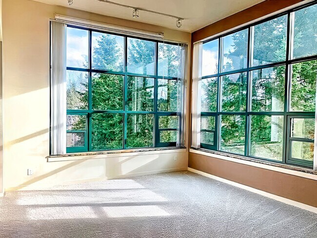 Building Photo - Penthouse condo in the ideal location in t...