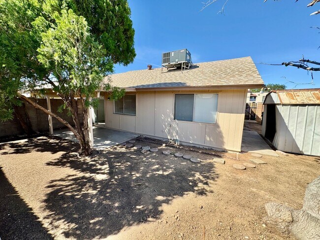 Building Photo - 2 Bedroom/2 Bath Home! Has Backyard, One Car Garage, NO HOA!