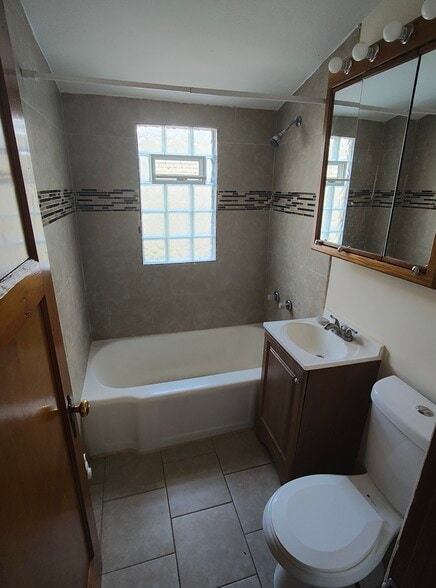 Building Photo - 4650 N 39th St