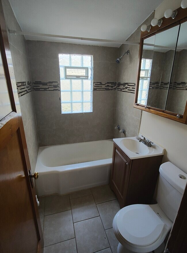 Building Photo - 4650 N 39th St