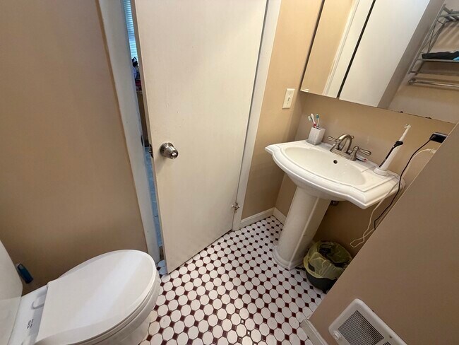 Building Photo - 5 Cottage Ln