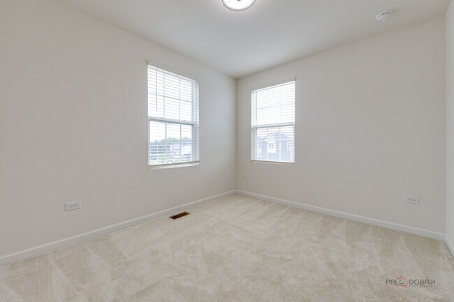 Building Photo - 121 Yorktown Ct