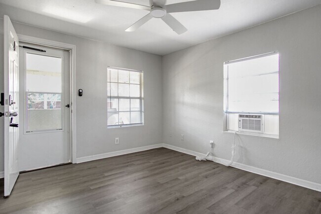 Building Photo - 1002 Avenue E